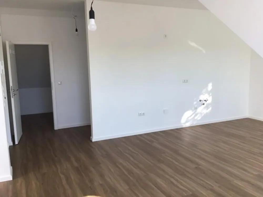 Sofort Einziehen, erst ab Ende September zahlen - schicke 3-Zi.-DG-Whg. mit Loggia-Balkon