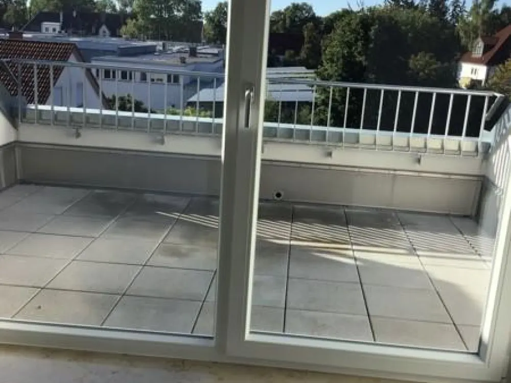 Sofort Einziehen, erst ab Ende September zahlen - schicke 3-Zi.-DG-Whg. mit Loggia-Balkon