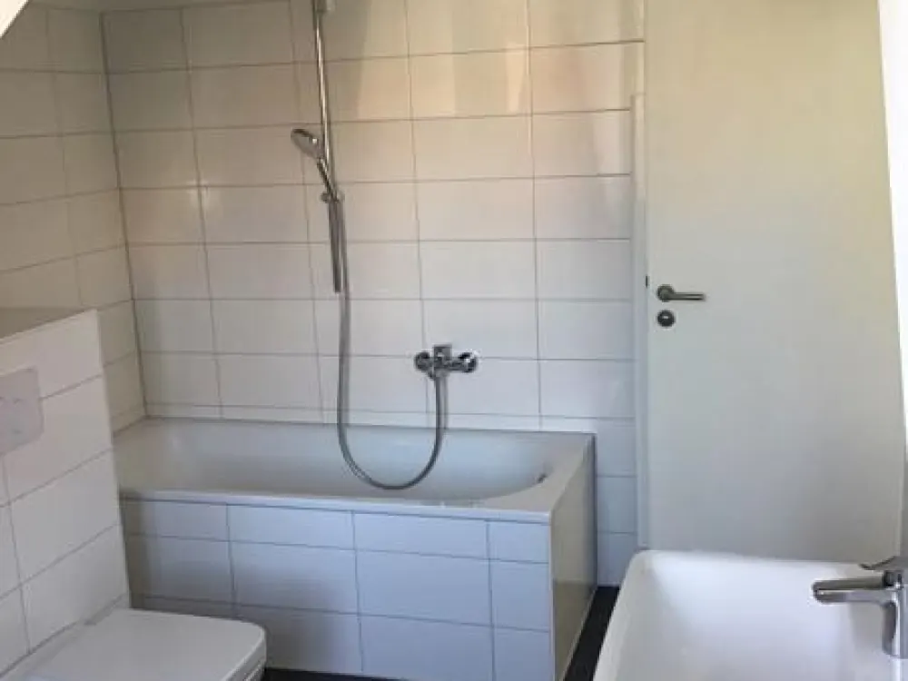 Sofort Einziehen, erst ab Ende September zahlen - schicke 3-Zi.-DG-Whg. mit Loggia-Balkon