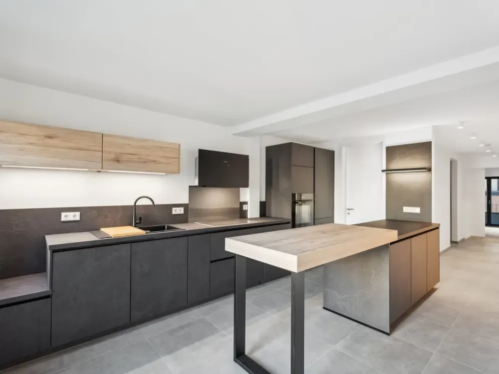 Neubau: Urbane 4 Zimmer-Wohnung mit Einbauküche und Stellplatz!
