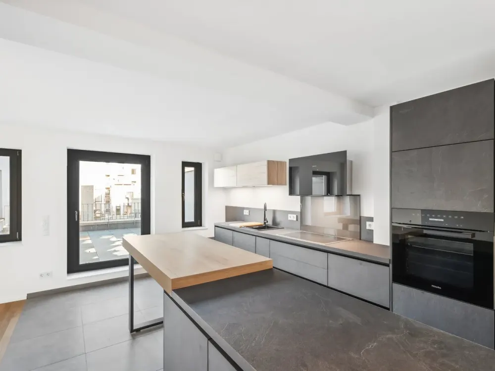 Neubau: Urbane 4 Zimmer-Wohnung mit Einbauküche und Stellplatz!