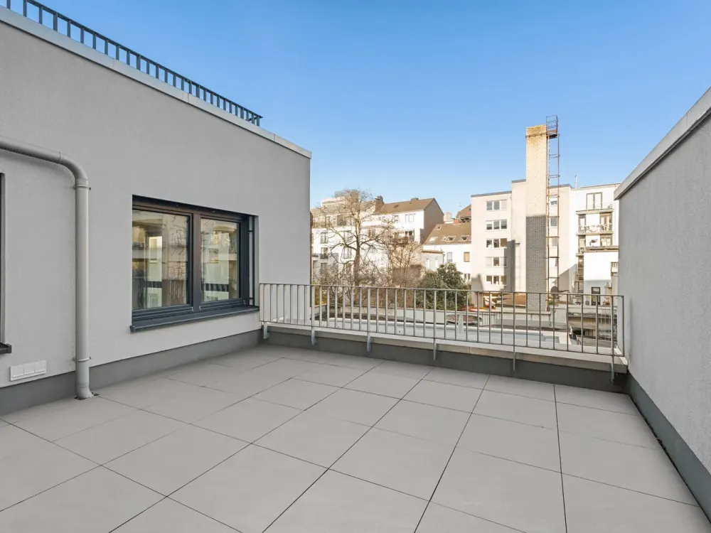 Neubau: Urbane 4 Zimmer-Wohnung mit Einbauküche und Stellplatz!