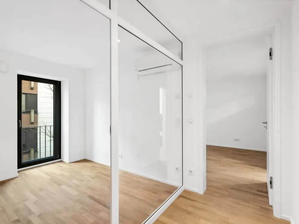 Neubau: Urbane 4 Zimmer-Wohnung mit Einbauküche und Stellplatz!