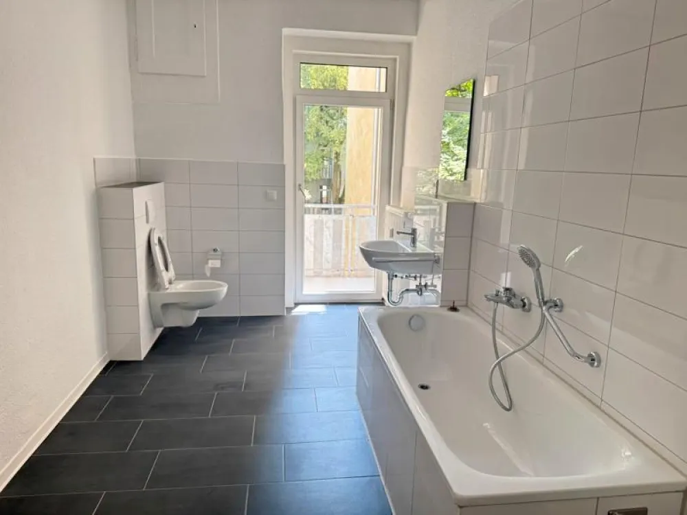 Frisch Sanierte 2 Zimmer Wohnung mit Balkon