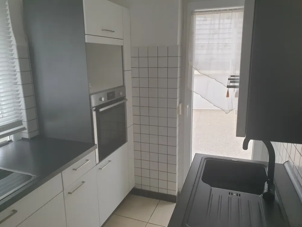 Von Privat: Renovierte 3-Zimmer Wohnung mit großer Terrasse