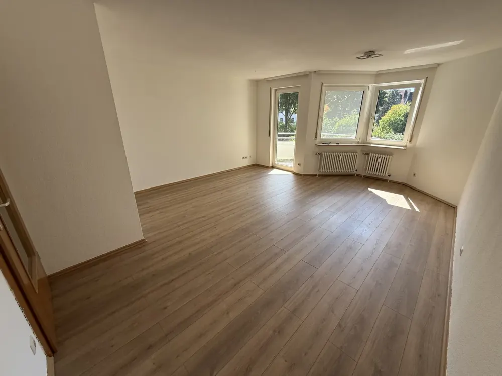 Helle 2-Zimmer-Wohnung mit Balkon und Garagenstellplatz