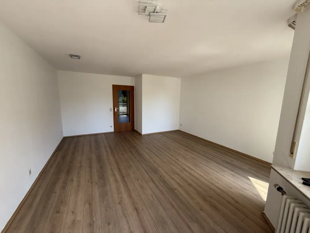 Helle 2-Zimmer-Wohnung mit Balkon und Garagenstellplatz