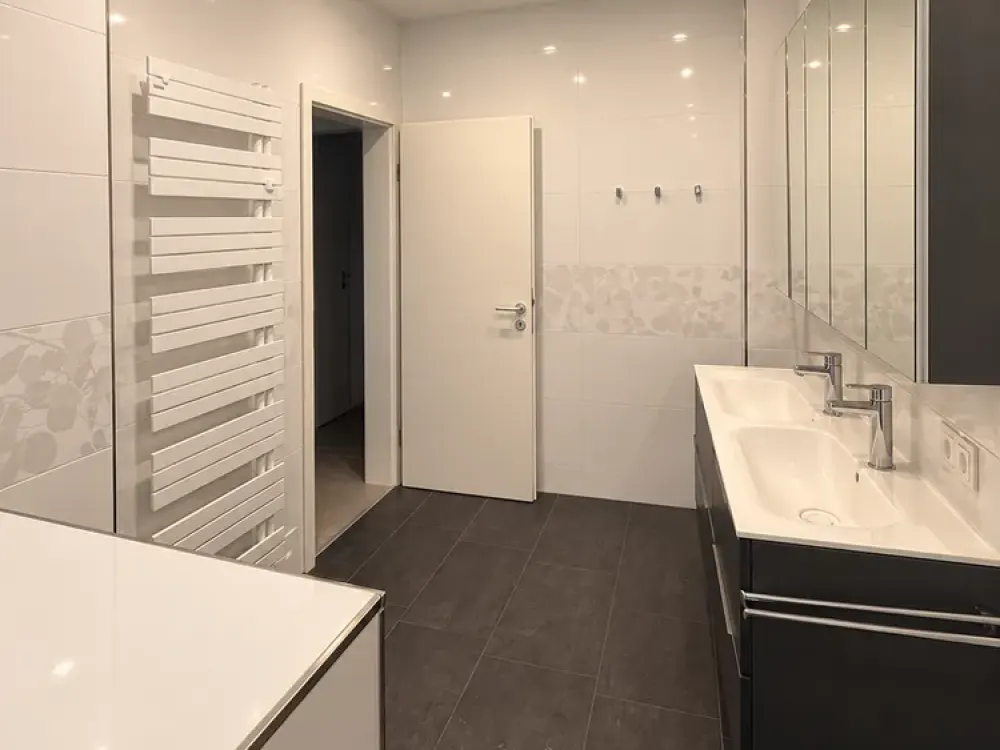 Großzügige 2,5-Zi.-Wohnung | 110 m² | eigener Eingang | Balkon & EBK