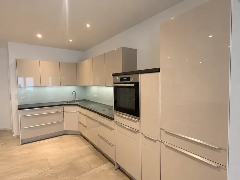 Großzügige 2,5-Zi.-Wohnung | 110 m² | eigener Eingang | Balkon & EBK