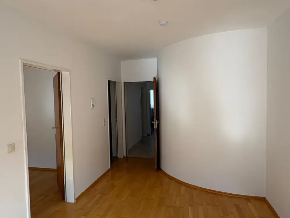 Helle 5,5-Zimmer-Wohnung mit Dachterrasse und Balkon in Sendling, ideal für WG oder Familie