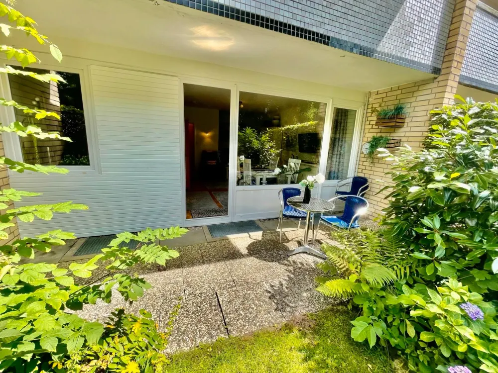 Vollmöbliert, teilrenovierte Terrassenwohnung an Parkgarten