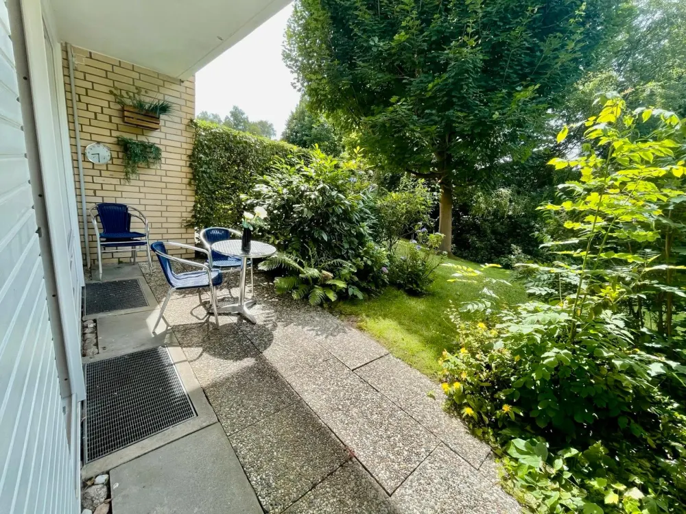 Vollmöbliert, teilrenovierte Terrassenwohnung an Parkgarten