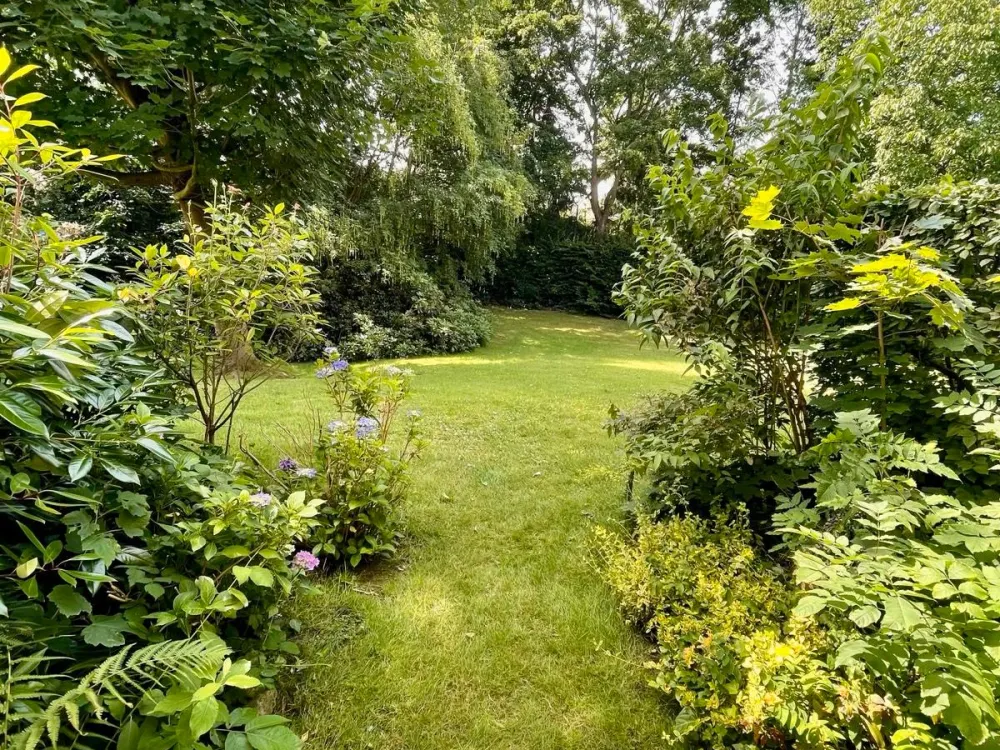 Vollmöbliert, teilrenovierte Terrassenwohnung an Parkgarten