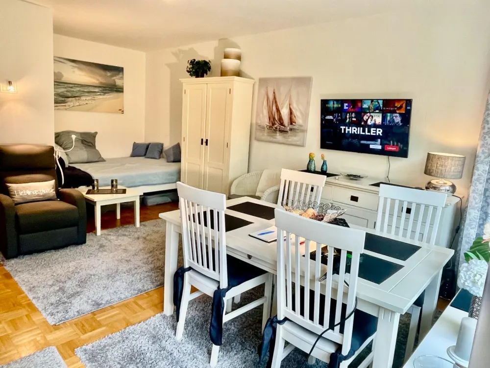 Vollmöbliert, teilrenovierte Terrassenwohnung an Parkgarten