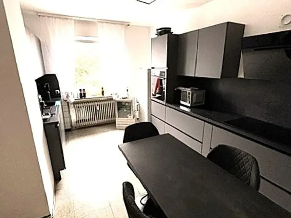 Central Living in Niestetal: Well-Maintained 5-Room Apartment with Fitted Kitchen and Parking Space