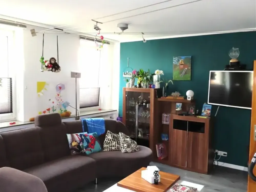 Central Living in Niestetal: Well-Maintained 5-Room Apartment with Fitted Kitchen and Parking Space