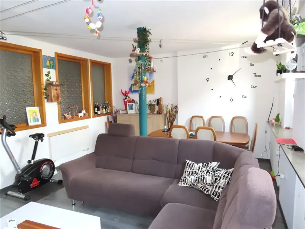 Central Living in Niestetal: Well-Maintained 5-Room Apartment with Fitted Kitchen and Parking Space