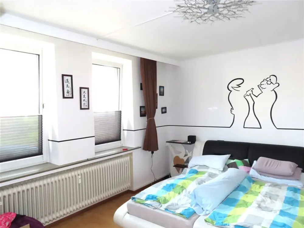 Central Living in Niestetal: Well-Maintained 5-Room Apartment with Fitted Kitchen and Parking Space