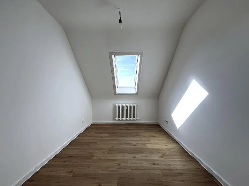 Freshly Renovated 3-Room Apartment!