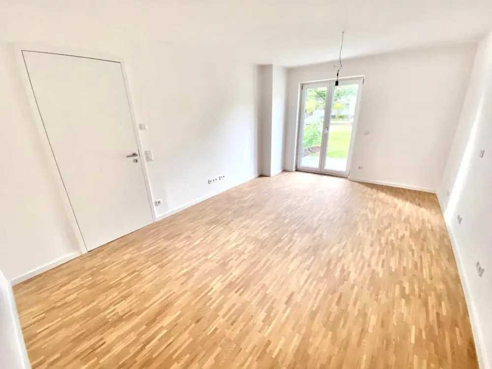 Sehr geräumige 2-Zimmer Wohnung mit zentraler Diele sowie attraktiven Freiflächen