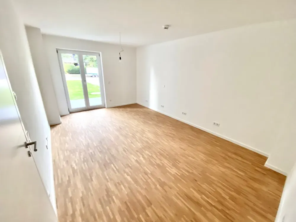 Sehr geräumige 2-Zimmer Wohnung mit zentraler Diele sowie attraktiven Freiflächen
