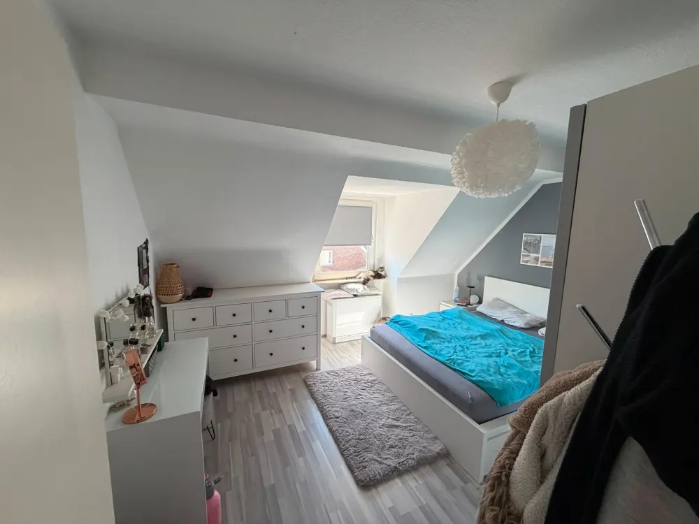 3 Zimmer Dachgeschoss Wohnung / Küchenübernahme