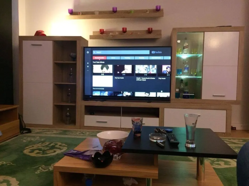 شقة مكونة من غرفتين مريحة مع مطبخ مجهز، في الطابق الأرضي