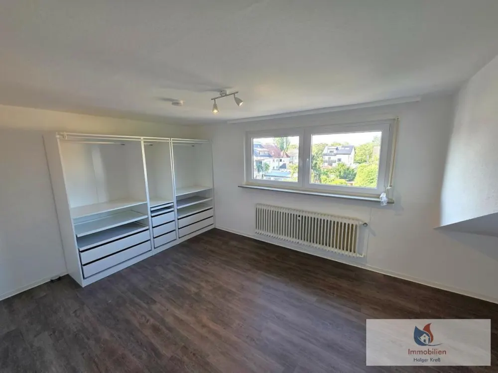 Attraktive 2 Zimmer Wohnung im Dachgeschoss mit Küche, 2 Badezimmer in ruhiger 5-Parteien-Anlage