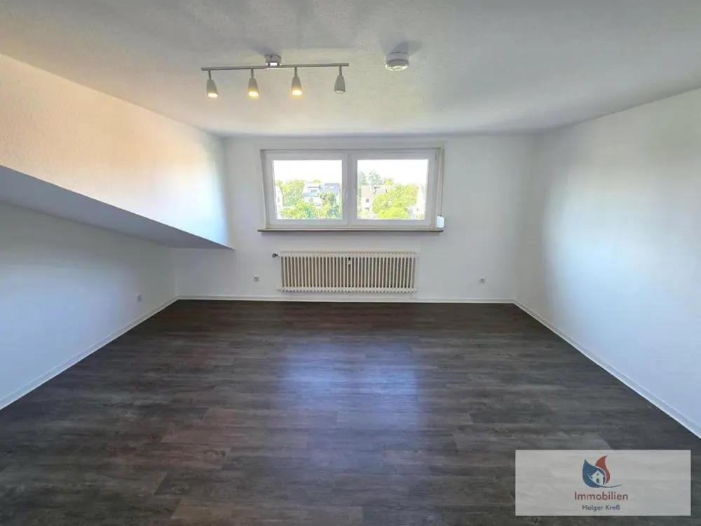 Attraktive 2 Zimmer Wohnung im Dachgeschoss mit Küche, 2 Badezimmer in ruhiger 5-Parteien-Anlage