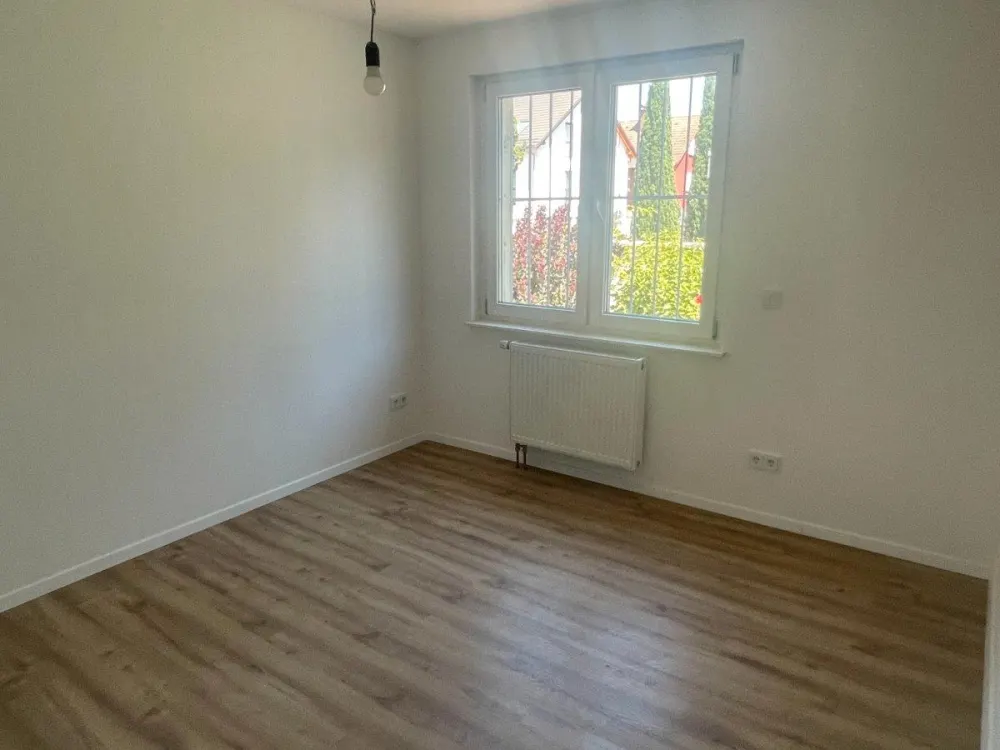 Komplett kernsanierte 4-Zimmer-Wohnung mit Balkon und Garten!!!