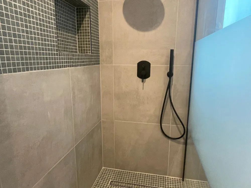 Komplett kernsanierte 4-Zimmer-Wohnung mit Balkon und Garten!!!