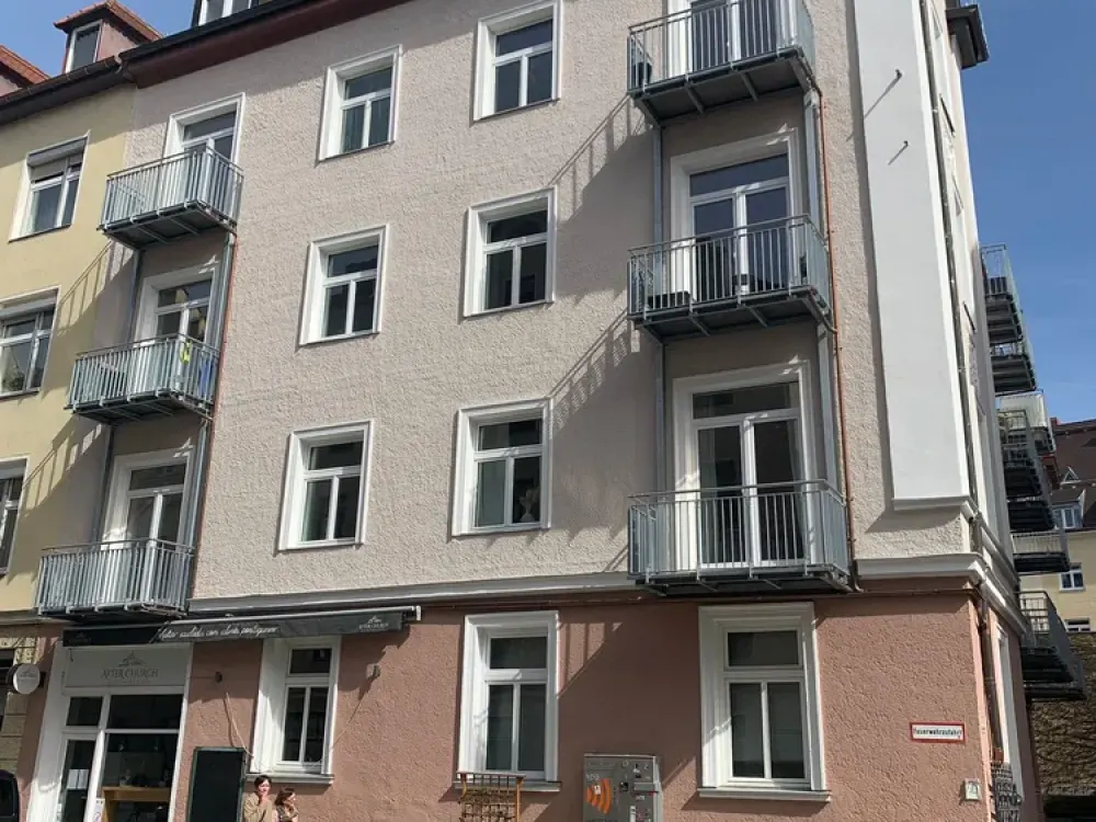 Nähe Rotkreuzplatz - schöne Dachterrassen-Galerie-Wohnung in top renoviertem Altbau
