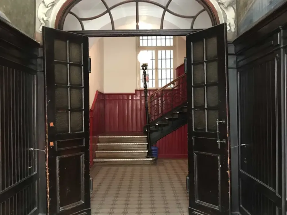 Nähe Rotkreuzplatz - schöne Dachterrassen-Galerie-Wohnung in top renoviertem Altbau