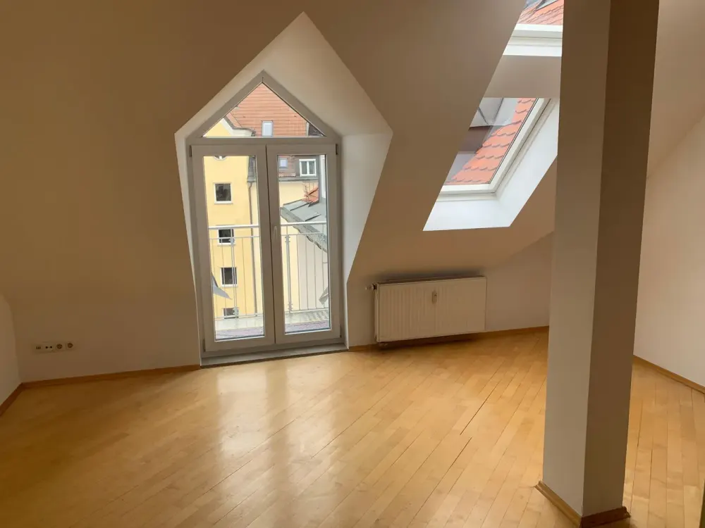 Nähe Rotkreuzplatz - schöne Dachterrassen-Galerie-Wohnung in top renoviertem Altbau