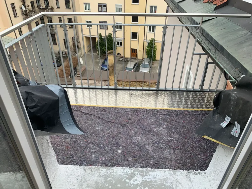 Nähe Rotkreuzplatz - schöne Dachterrassen-Galerie-Wohnung in top renoviertem Altbau