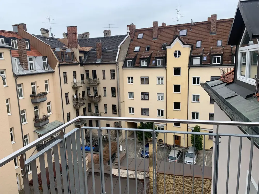 Nähe Rotkreuzplatz - schöne Dachterrassen-Galerie-Wohnung in top renoviertem Altbau