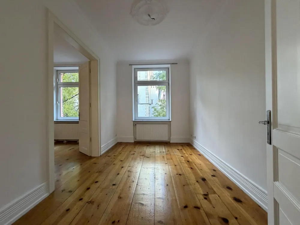 3,5-Zimmer-Altbauwohnung im Nordend mit Balkon, EBK und 3m hohen Decken