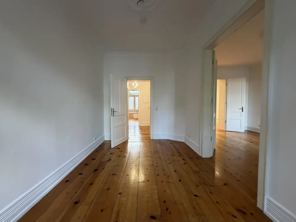 3,5-Zimmer-Altbauwohnung im Nordend mit Balkon, EBK und 3m hohen Decken
