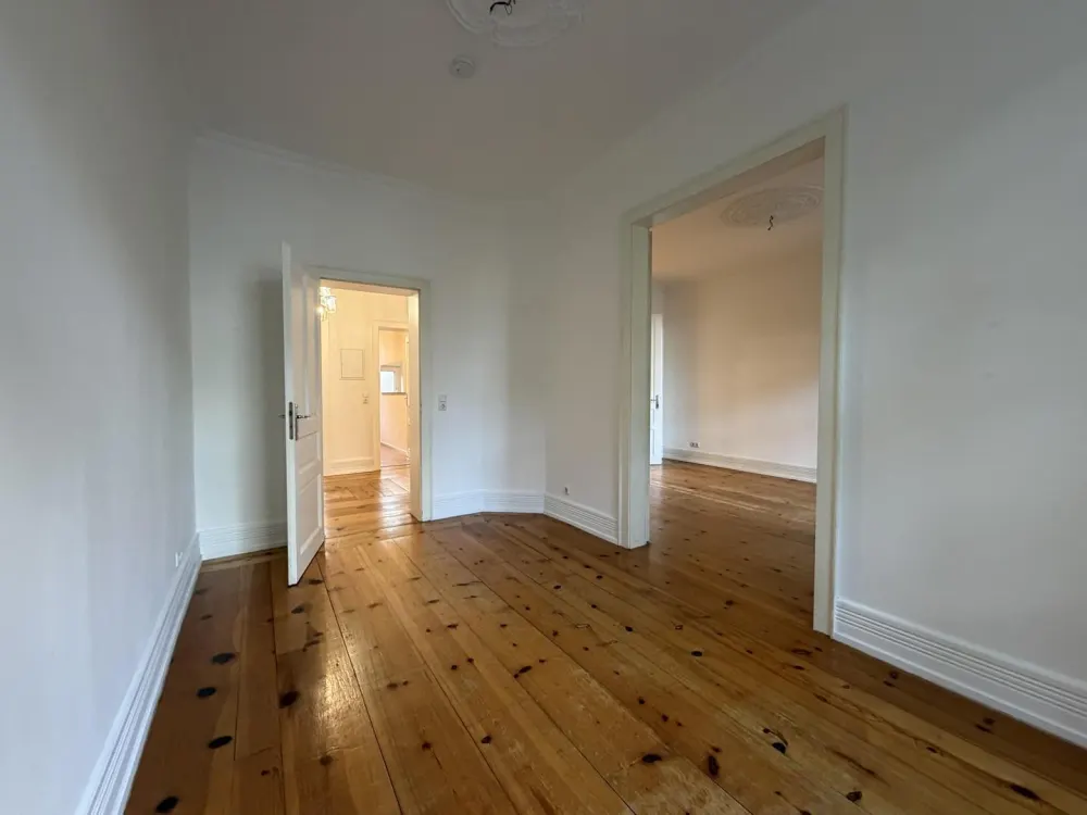 3,5-Zimmer-Altbauwohnung im Nordend mit Balkon, EBK und 3m hohen Decken