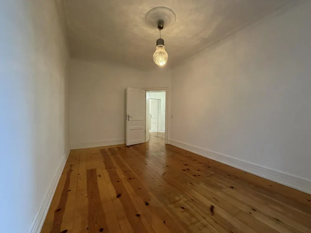 3,5-Zimmer-Altbauwohnung im Nordend mit Balkon, EBK und 3m hohen Decken