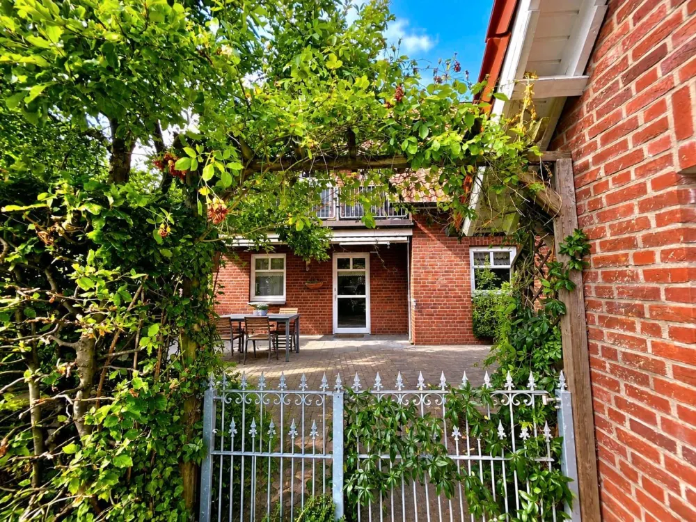 Wunderschöne, renovierte 3-Zimmer Wohnung mit Garten,Kamin&Garage