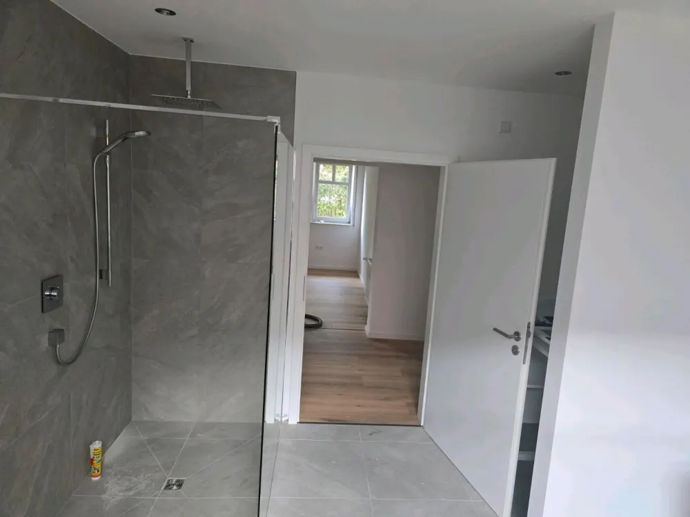 Wunderschöne, renovierte 3-Zimmer Wohnung mit Garten,Kamin&Garage