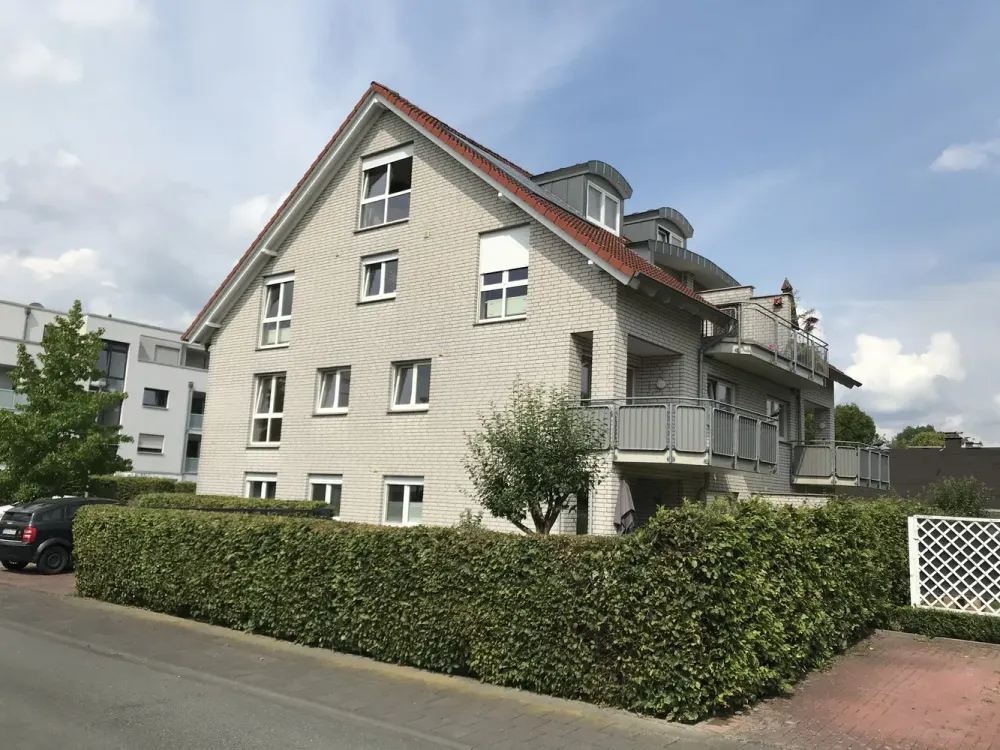 Helle 3-Zimmer-Wohnung mit Balkon, Einbauküche und Stellplatz