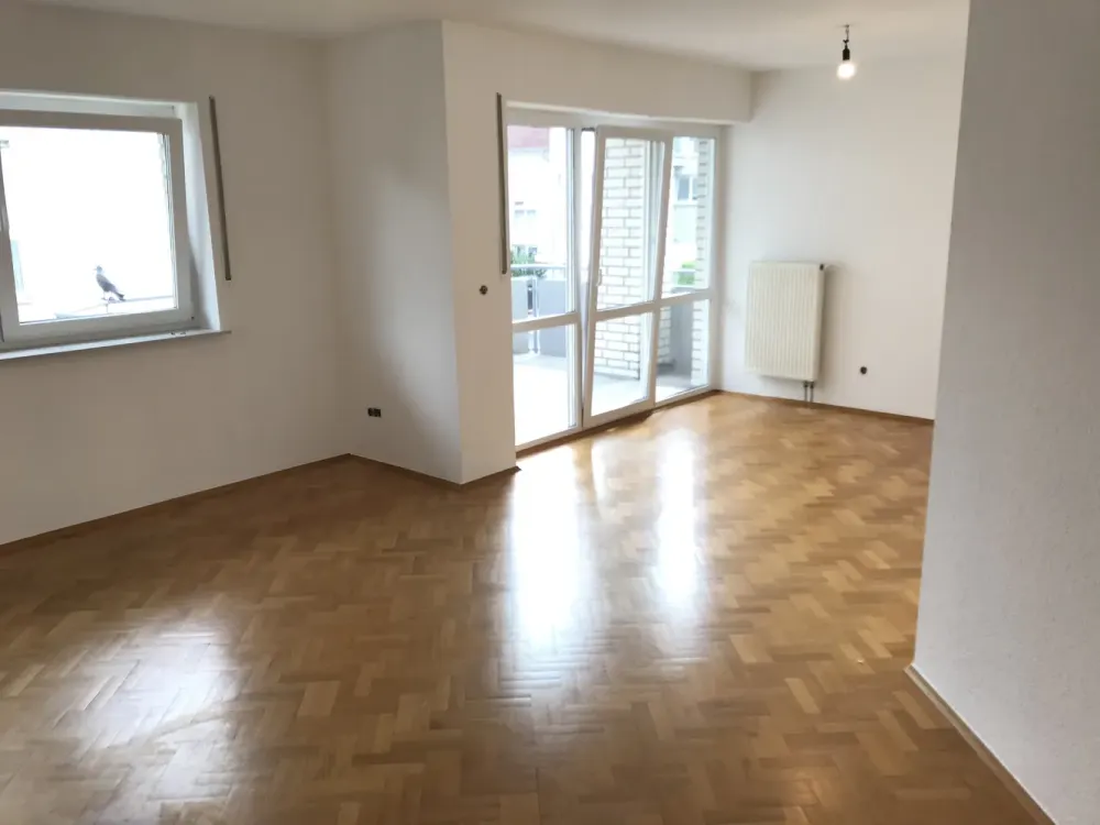 Helle 3-Zimmer-Wohnung mit Balkon, Einbauküche und Stellplatz