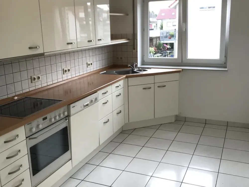 Helle 3-Zimmer-Wohnung mit Balkon, Einbauküche und Stellplatz