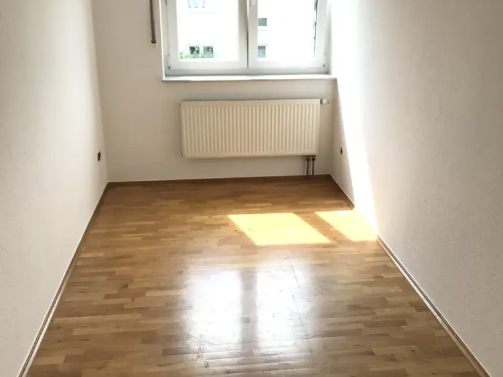 Helle 3-Zimmer-Wohnung mit Balkon, Einbauküche und Stellplatz