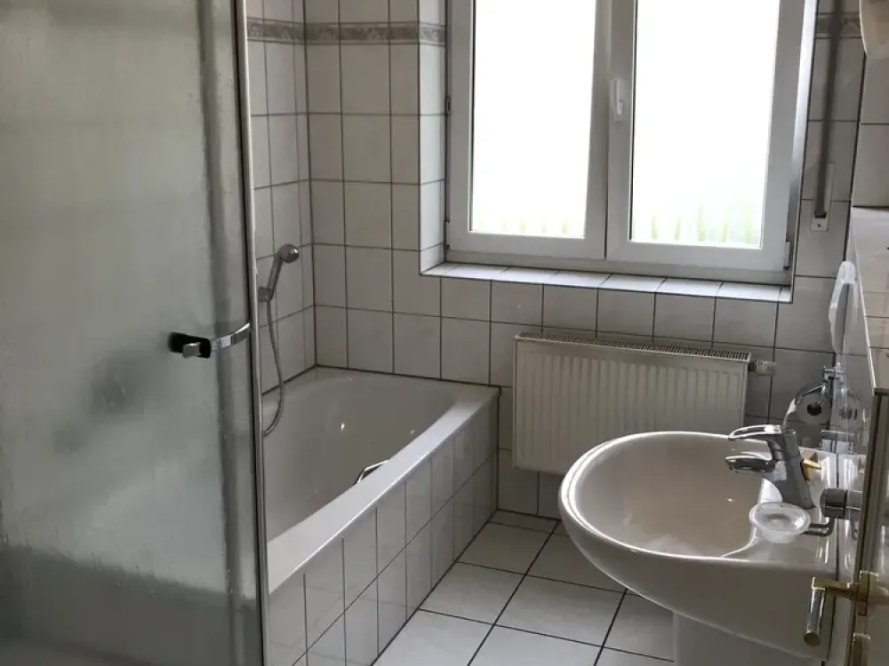Helle 3-Zimmer-Wohnung mit Balkon, Einbauküche und Stellplatz