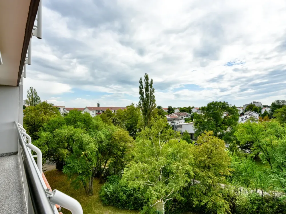 +++ gemütlich & gepflegt - sonniger Süd-Balkon - Laminat - inklusive EBK & TG-Stellplatz +++