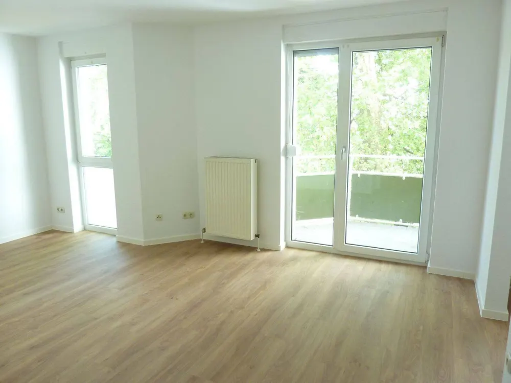 Neu saniert: 1-Raum-Wohnung * Balkon * neues Laminat * Lindenau