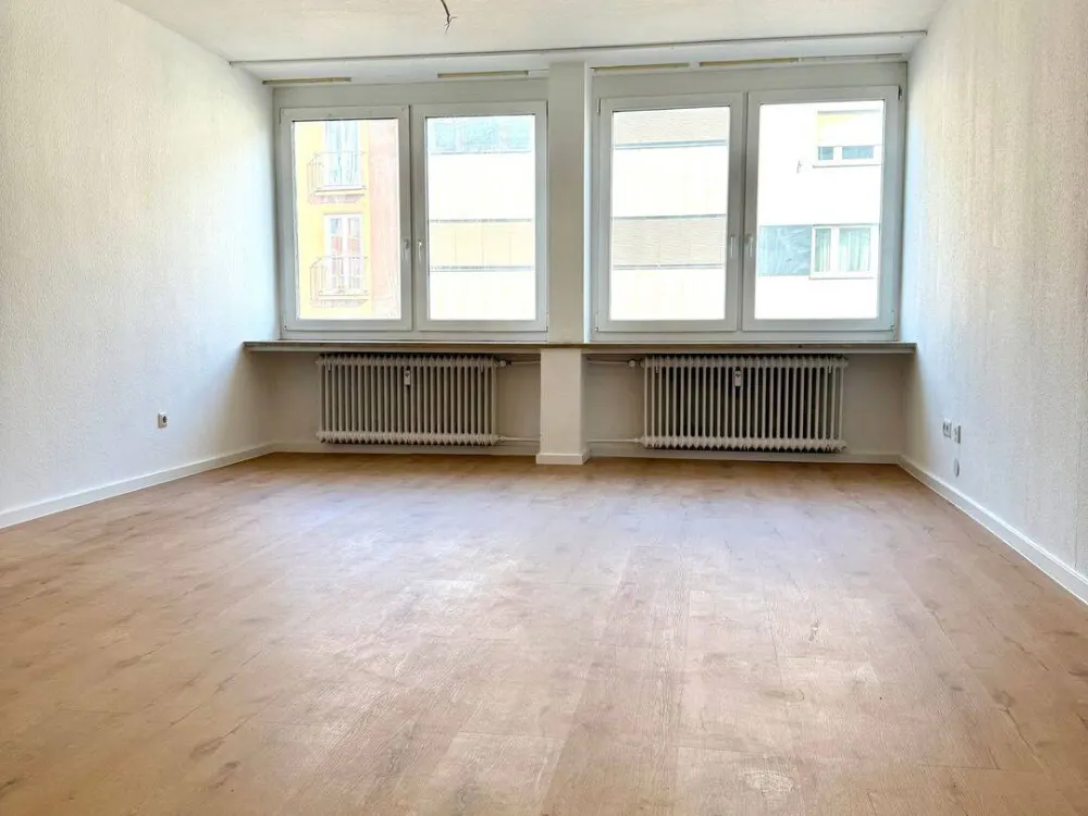 +++ NEU RENOVIERTE 3-ZIMMERWOHNUNG MIT AUFZUG IN ZENTRALER LAGE +++